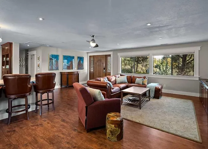 Red Rock Retreat With Amazing Patio And Hot Tub For Family Holiday home